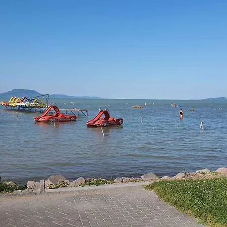 度假居 Holiday In Balatonmariafurdo 19539